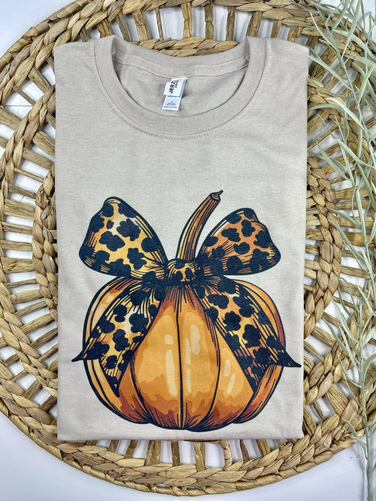 Pumpkin with Bow (Gildan T-Shirt)