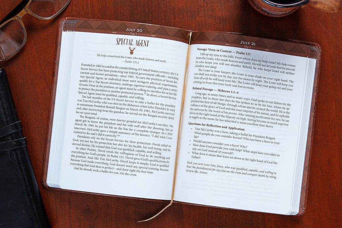 Daily Strength for Men (Devotional)